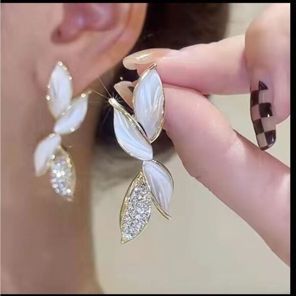 💖Beautiful Acrylic Ivory Swirl & Gold Sparkling Drop Post back Earrings💖 - Picture 6 of 8